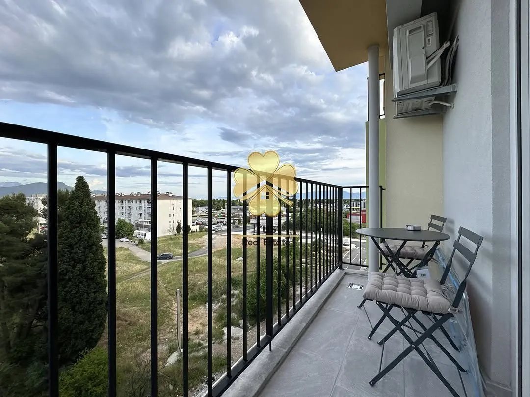 Namješten balkon sa garniturom za sjedenje i pogledom na okolinu.