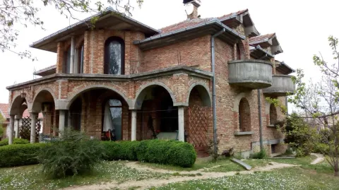Pogled na eksterijer nedovršene kuće od cigle sa tremom i dvorištem. - image 2