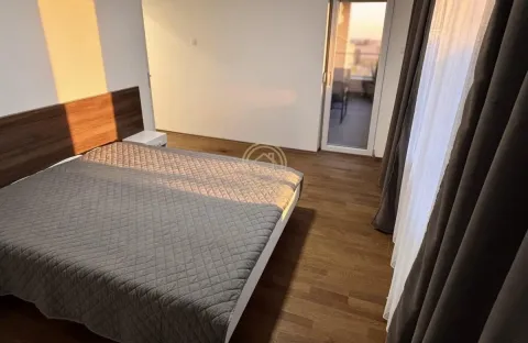 Spavaća soba sa bračnim krevetom i izlazom na terasu. - image 4