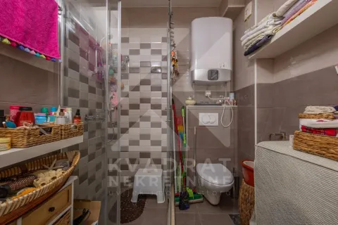 Manje kupatilo sa tuš kabinom, WC šoljom i bojlerom. - image 25