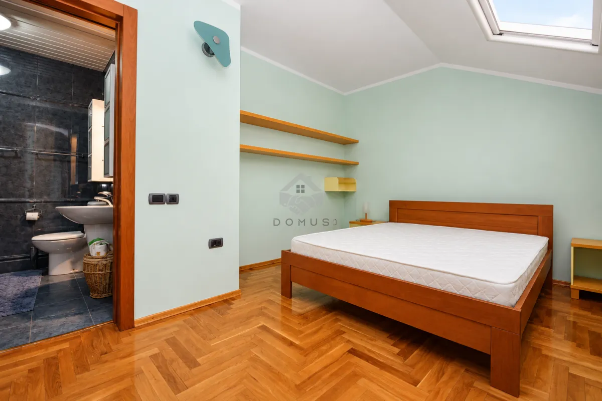 Spavaća soba sa bračnim krevetom i sopstvenim kupatilom.