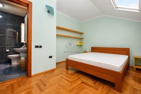 Spavaća soba sa bračnim krevetom i sopstvenim kupatilom. - image 16