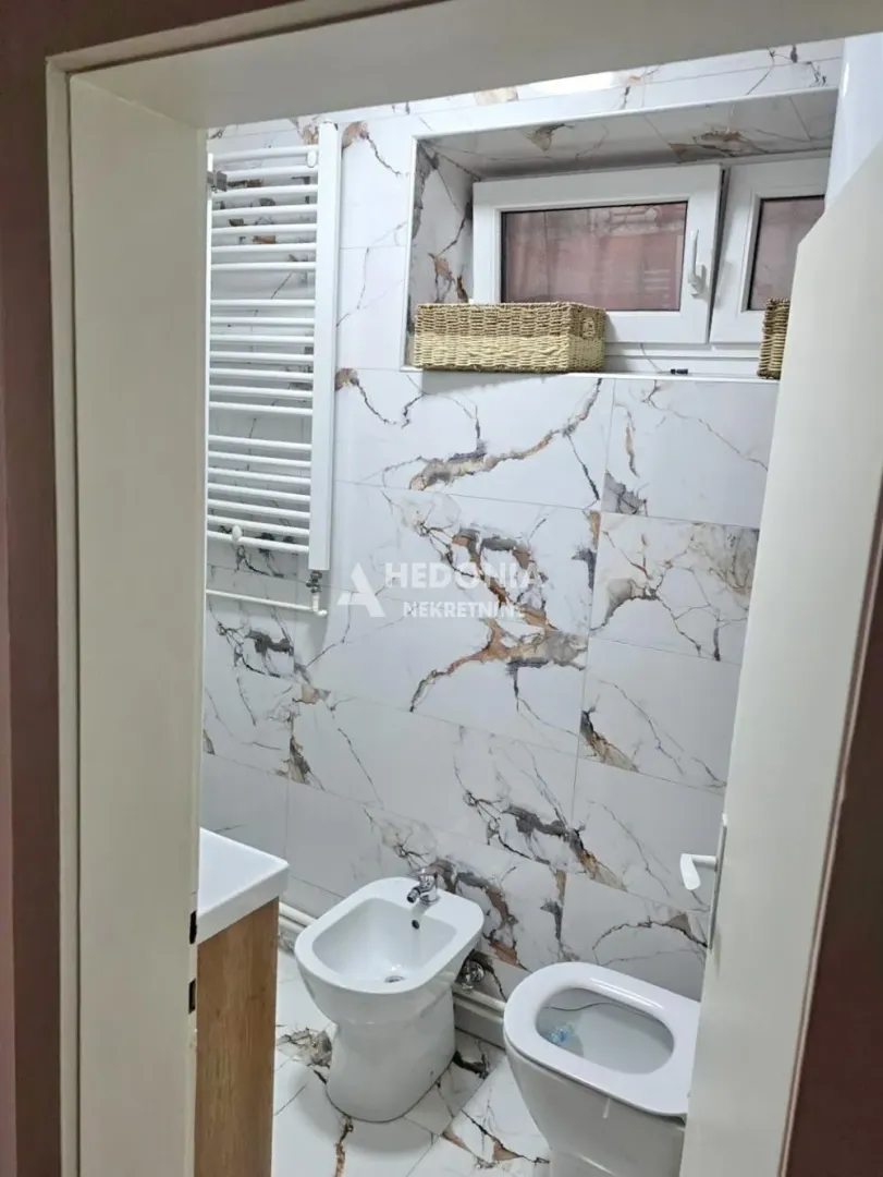 Pogled na kupatilo sa umivaonikom, bideom i wc šoljom.