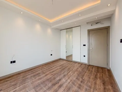 Prazna soba sa laminatom, ugradnim plakarom i gipsanim plafonom sa rasvjetom. - image 18