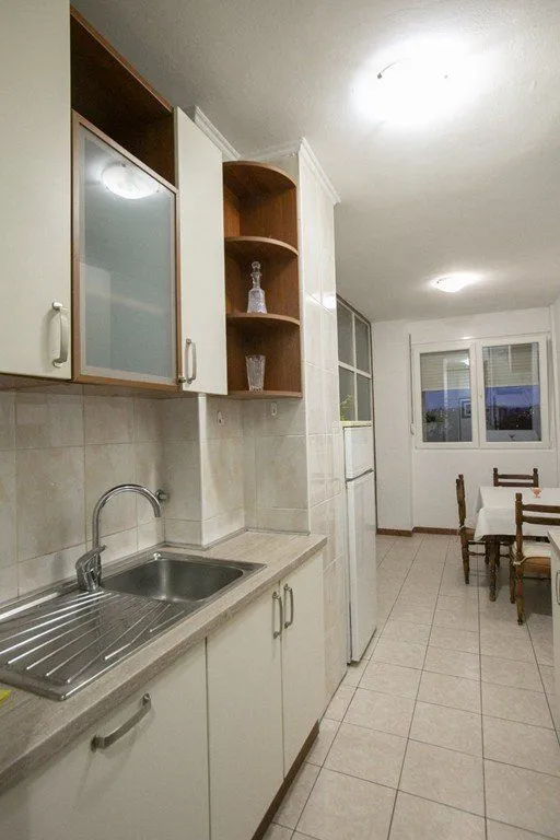 Izdavanje, dvosoban stan, 85m², Centar, Podgorica