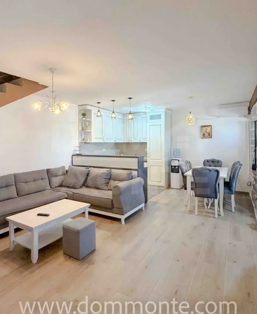 Izdavanje, dvosoban stan, 80m², Tivat, Crna Gora
