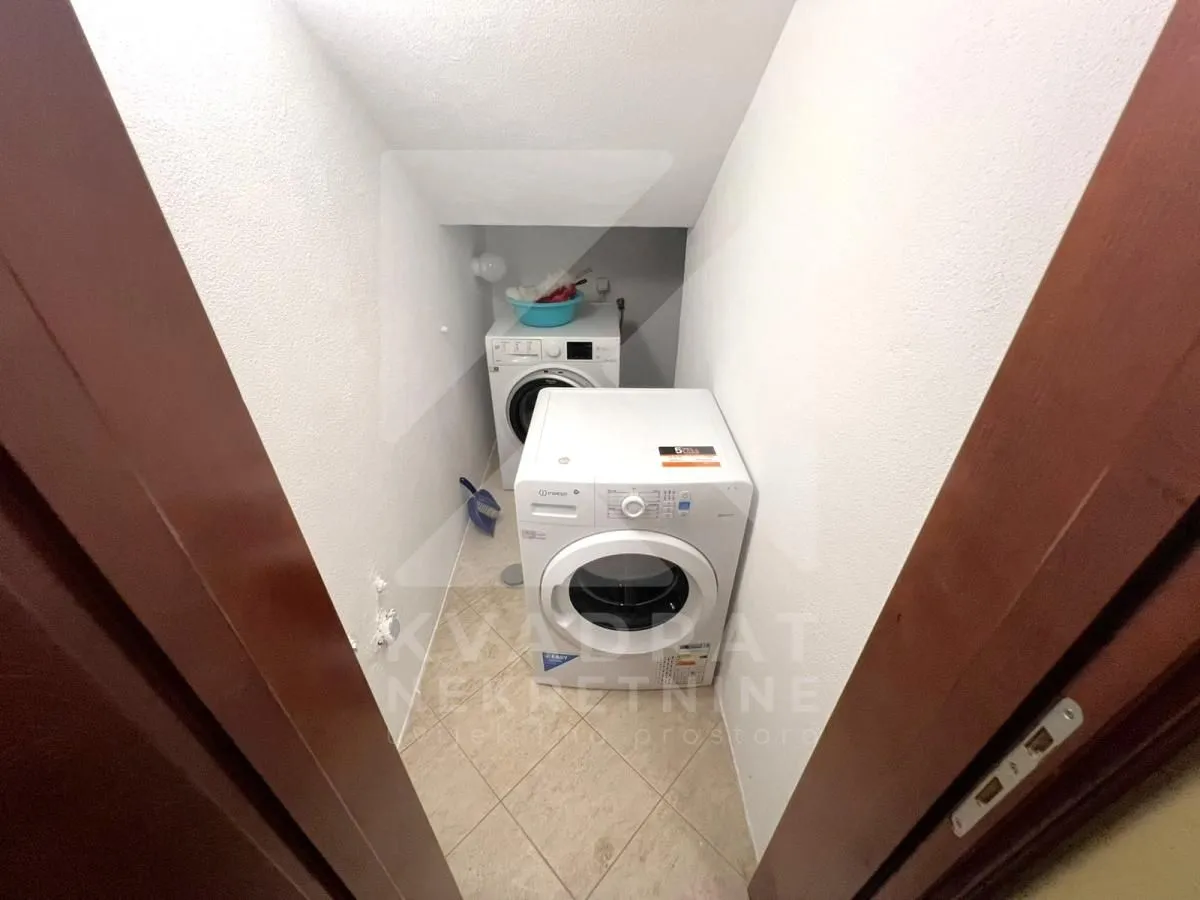 Izdavanje, kuća, 200m², Tološi, Podgorica