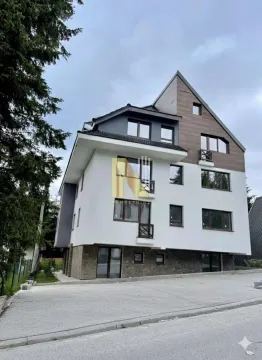 Spoljašnji izgled višeporodične stambene zgrade sa popločanim dvorištem. - image 9