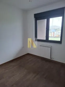 Prazna soba sa parketom i prozorom. - image 6