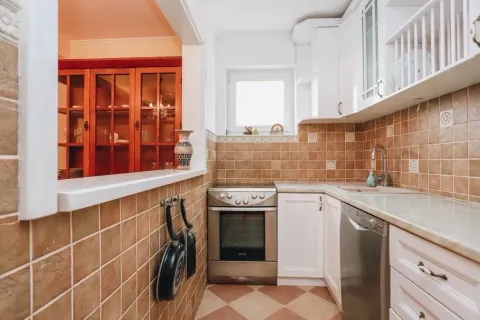 Manja kuhinja sa bijelim elementima i keramičkim pločicama. - image 5
