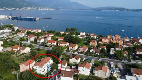 Vazdušni pogled na naselje i obalu sa označenom kućom. - image 2