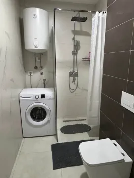 Moderno opremljeno kupatilo sa tuš kabinom, veš mašinom i bojlerom. - image 10