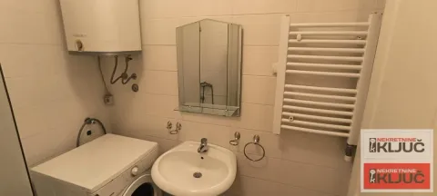Manje kupatilo sa umivaonikom, bojlerom, veš mašinom i radijatorom za peškire. - image 9