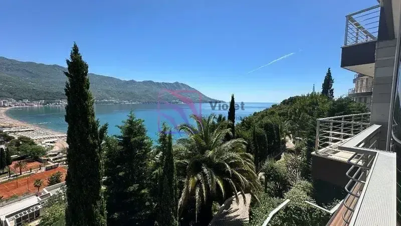 Pogled sa terase na more, plažu i planine u okruženju.