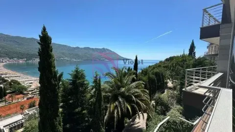 Pogled sa terase na more, plažu i planine u okruženju. - image 17