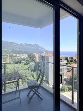 Terasa sa stolom i stolicom i pogledom na more i planine. - image 9