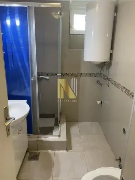 Kupatilo opremljeno tuš kabinom, umivaonikom i bojlerom. - image 6
