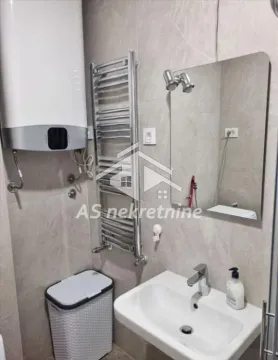 Manje kupatilo sa umivaonikom, bojlerom, ogledalom i radijatorom za peškire. - image 8