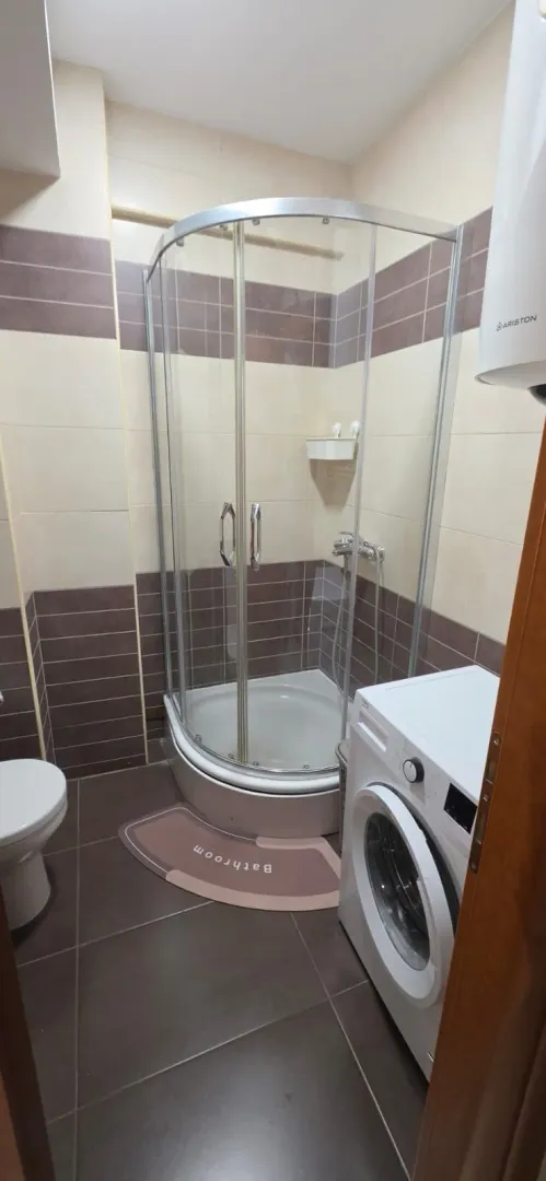 Kupatilo sa tuš kabinom, wc šoljom i veš mašinom.
