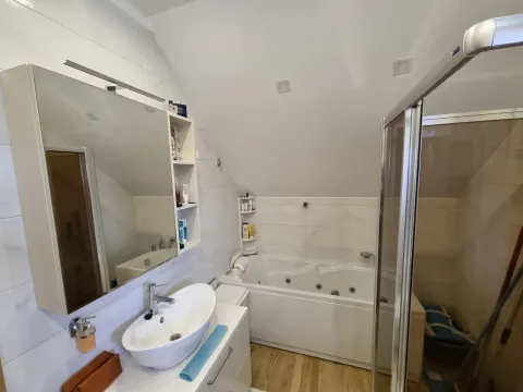 Savremeno opremljeno kupatilo sa hidromasažnom kadom i umivaonikom. - image 17
