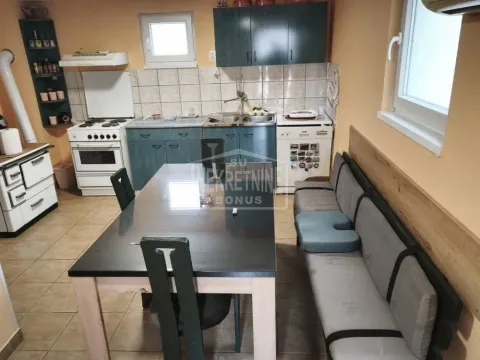 Kuhinja sa trpezarijom opremljena elementima i stolom za ručavanje. - image 15