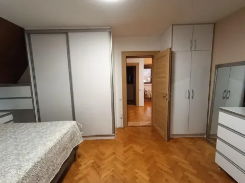 Spavaća soba sa ugradnim ormarima, krevetom i drvenim podom. - image 26