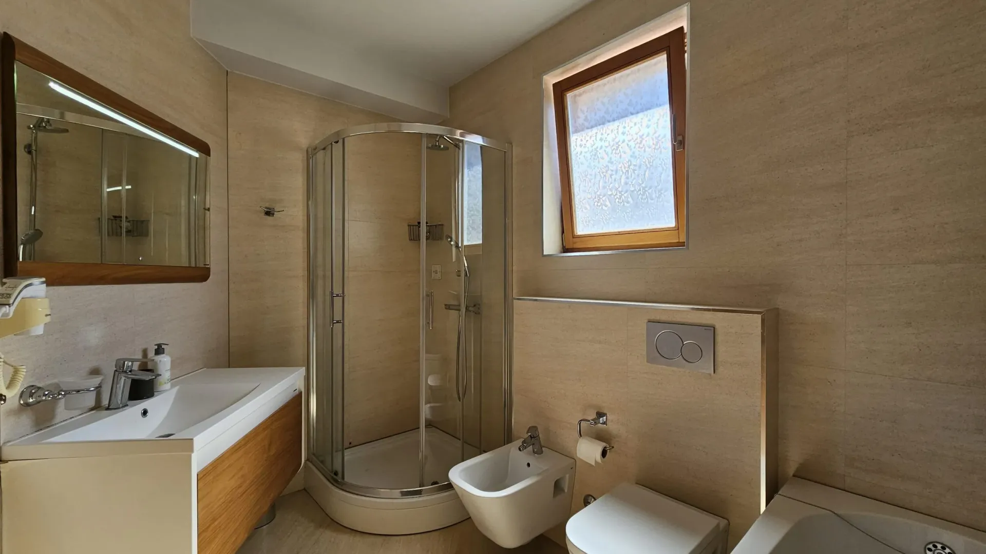 Prodaja, dvosoban stan, 106m², Dobrota, Kotor