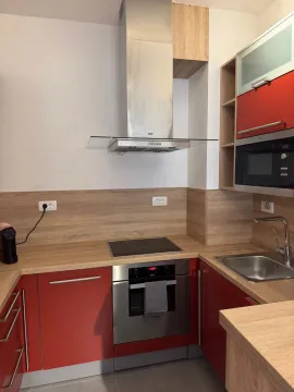 Kuhinja sa crvenim elementima, ugradnom rernom i aspiratorom. - image 7