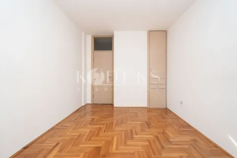 Empty room with wooden parquet flooring and a built-in closet. - image 9