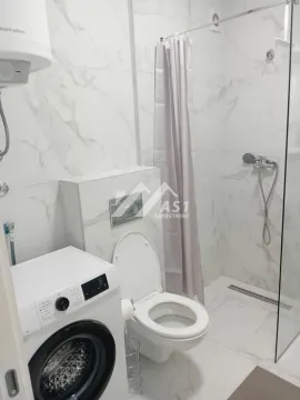 Savremeno opremljeno kupatilo sa tuš kabinom, WC šoljom i veš mašinom. - image 4