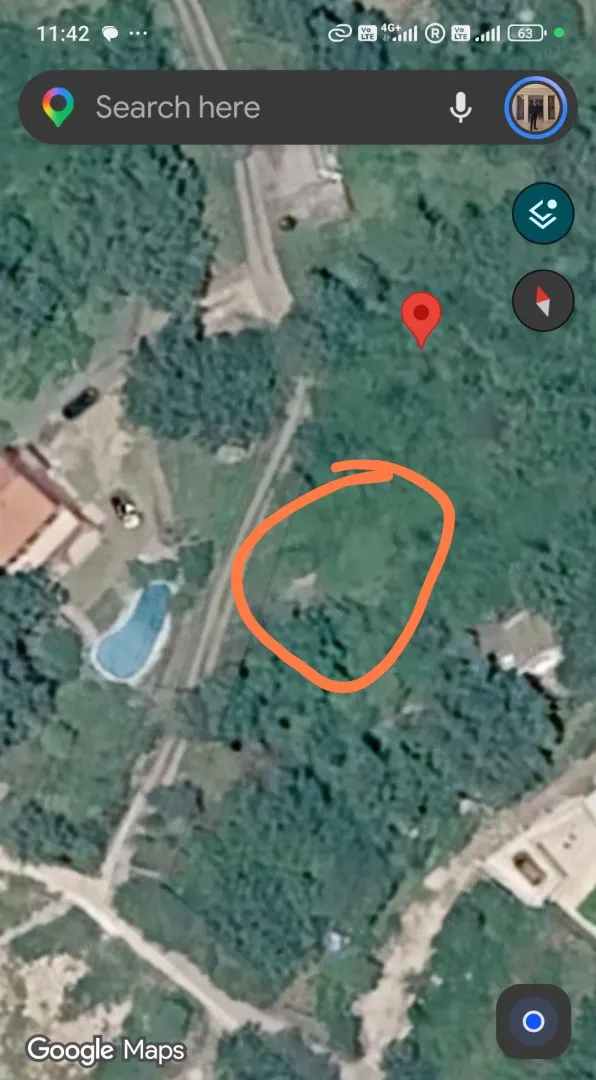 Satelitski snimak lokacije parcele sa ucrtanim položajem.