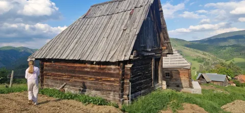 Tradicionalna drvena brvnara u planinskom predelu. - image 3