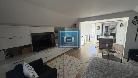 Dnevna soba sa TV uređajem i garniturom za sedenje. - image 7