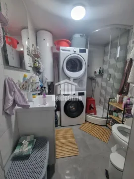 Kompaktno opremljeno kupatilo sa tuš kabinom, veš mašinom i sušilicom. - image 13