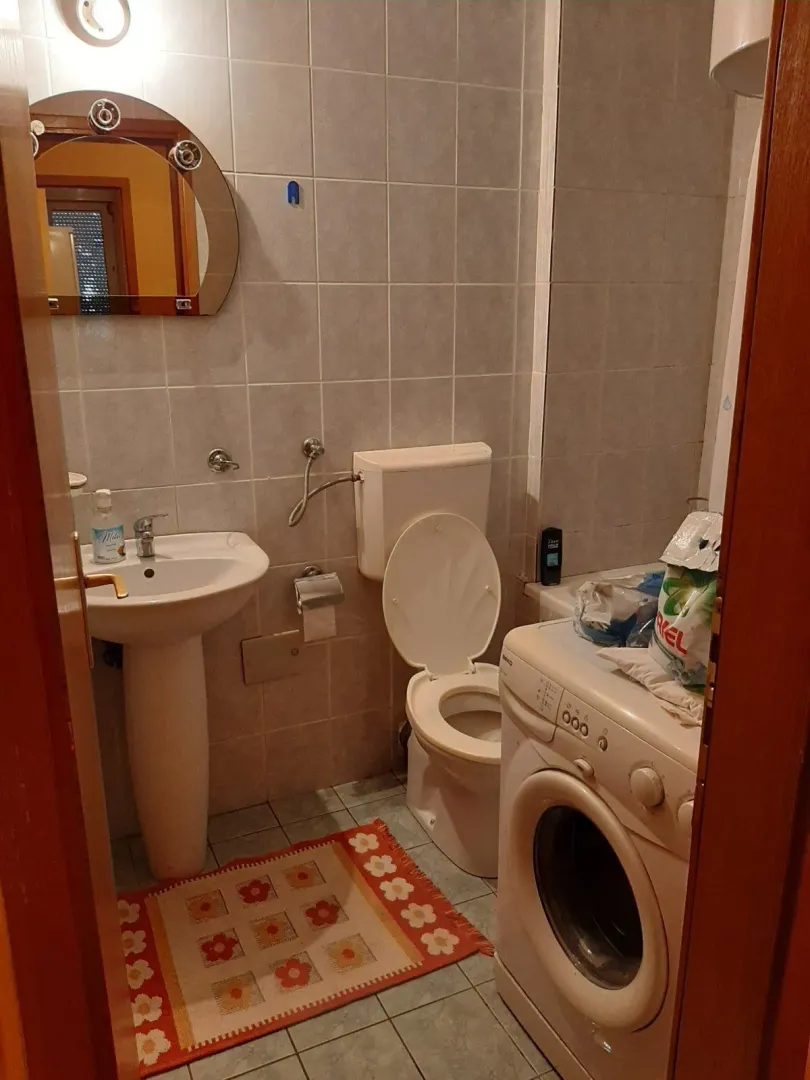 Kupatilo sa veš mašinom i sanitarijama.
