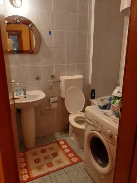 Kupatilo sa veš mašinom i sanitarijama. - image 5