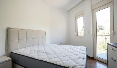 Svjetla spavaća soba sa bračnim krevetom i izlazom na terasu. - image 16