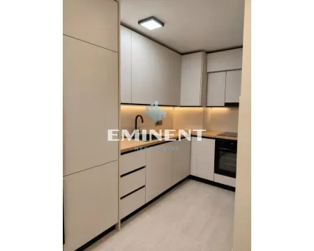 Moderna kuhinja u svetlim tonovima sa ugradnim elementima i rasvjetom. - image 2