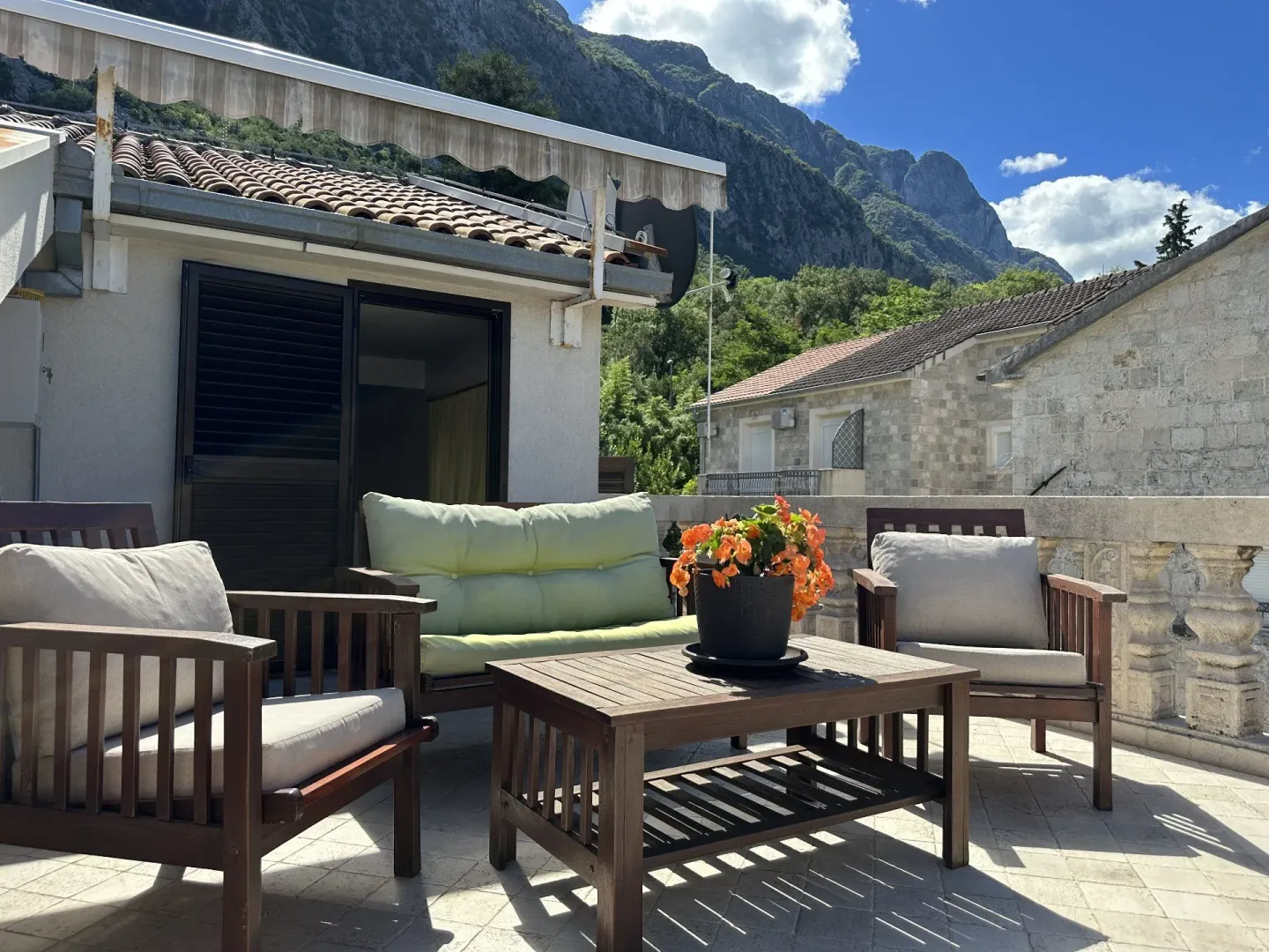 Rent, two bedroom apartment, 80m², Dobrota, Kotor