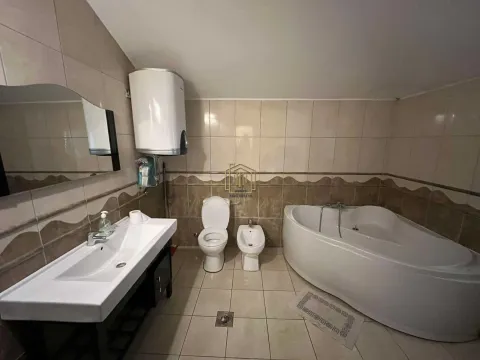 Kupatilo opremljeno umivaonikom, WC šoljom, bideom i ugaonom kadom. - image 6