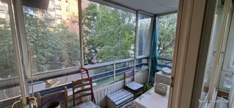 Zastakljeni balkon sa pogledom na drveće i ulicu. - image 3