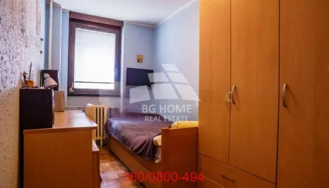 Nameštena spavaća soba sa krevetom i velikim drvenim ormarom. - image 9