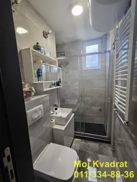 Kompaktno kupatilo sa tuš kabinom, umivaonikom, wc šoljom i zidnim ormarićem. - image 13