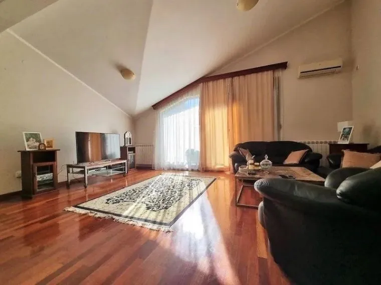 Izdavanje, dvosoban stan, 90m², Gorica C, Podgorica