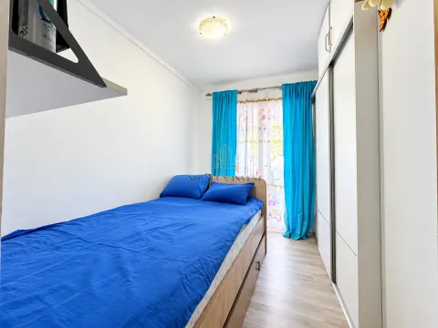Manja spavaća soba sa krevetom i ugradnim ormarom. - image 7
