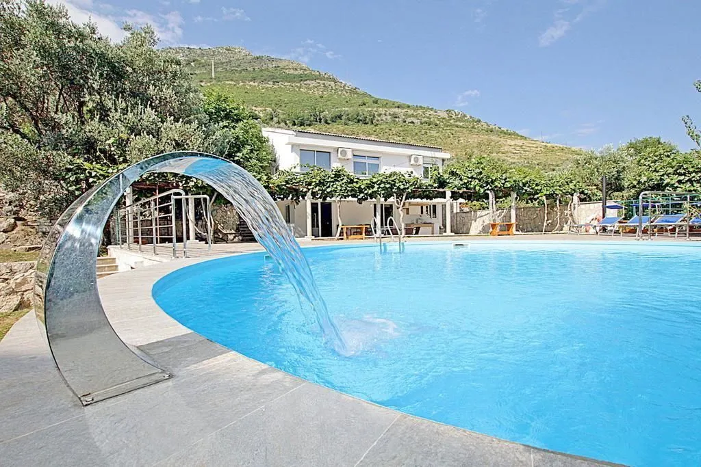 Rent, house, 170m², Reževići, Budva