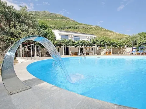 Izdavanje, kuća, 170m², Reževići, Budva - image 2