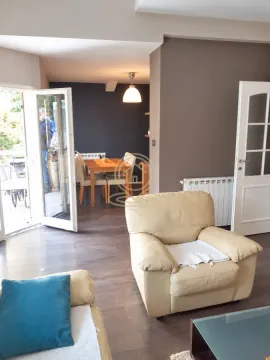Dnevna soba sa foteljama, trpezarijom u pozadini i izlazom na terasu. - image 5