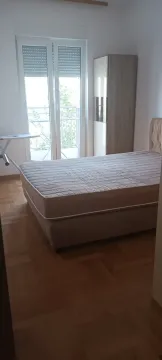 Jednostavna spavaća soba sa bračnim krevetom i izlazom na balkon. - image 6