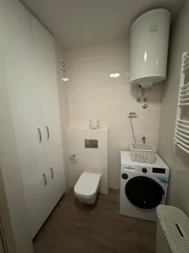 Kupatilo opremljeno toaletom, veš mašinom, ugradnim ormarom i bojlerom. - image 14